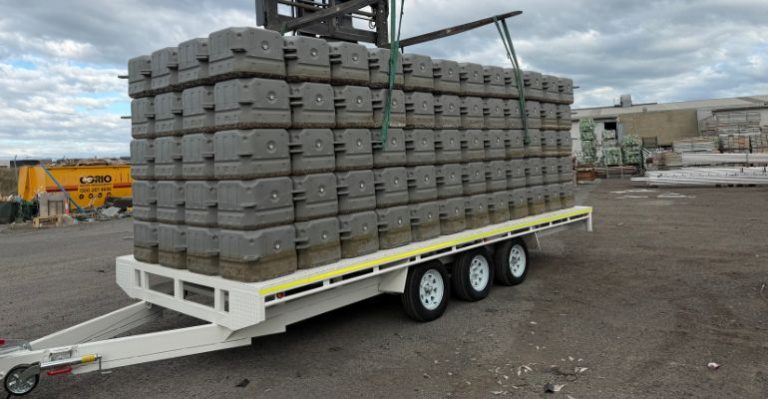 Modular docking easy to mobilise by road on flatbed trailer
